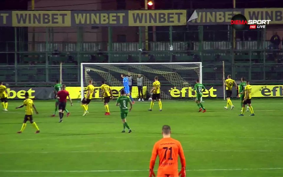 Алекс Сантана напредна в половината на домакините и с красив