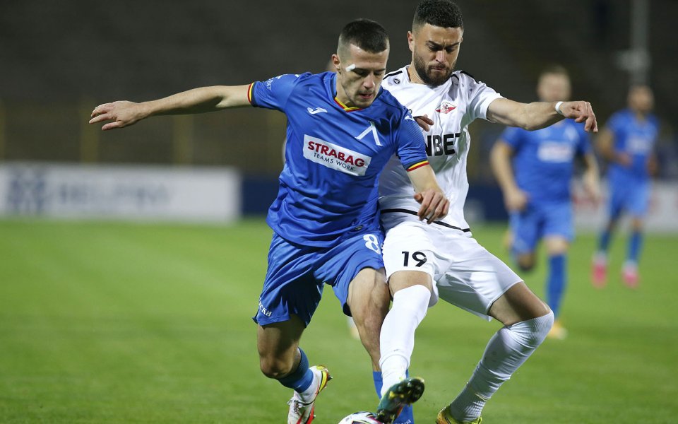 Отборите на Левски и Септември Симитли играят при резултат 3:0