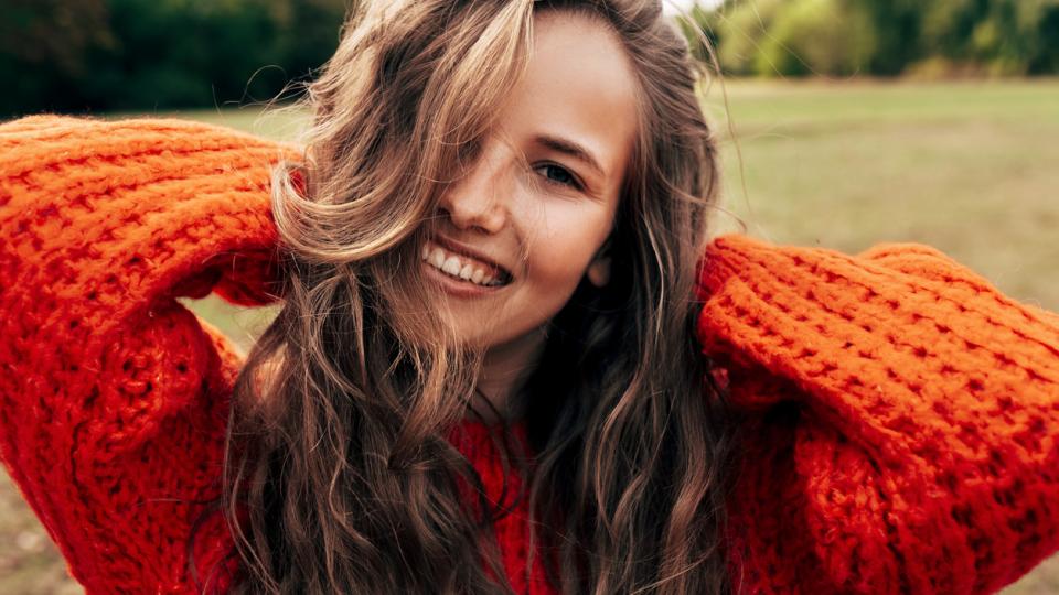 жена есен щастие усмивка природа пуловер мода