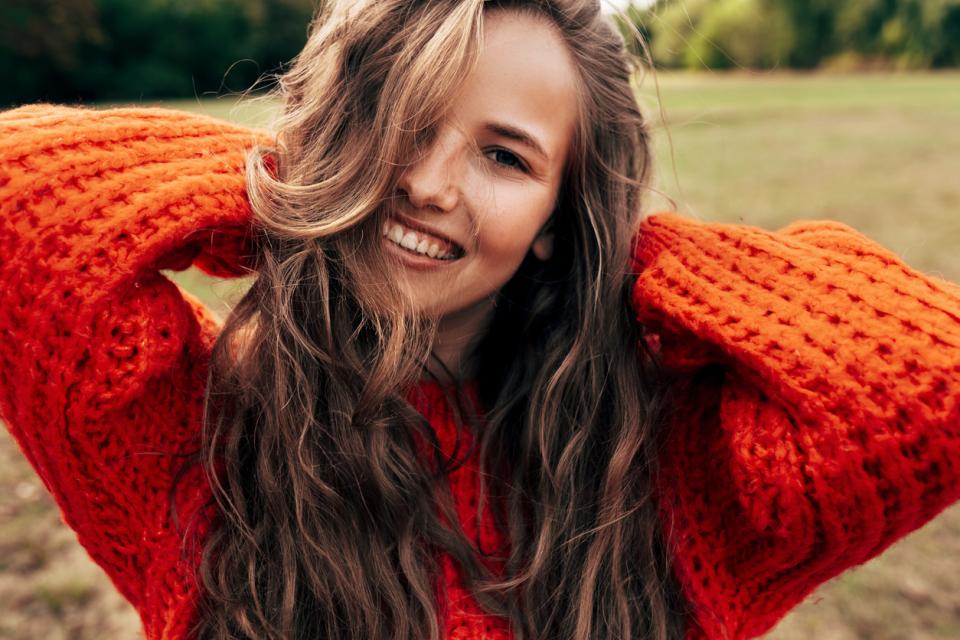 жена есен щастие усмивка природа пуловер мода