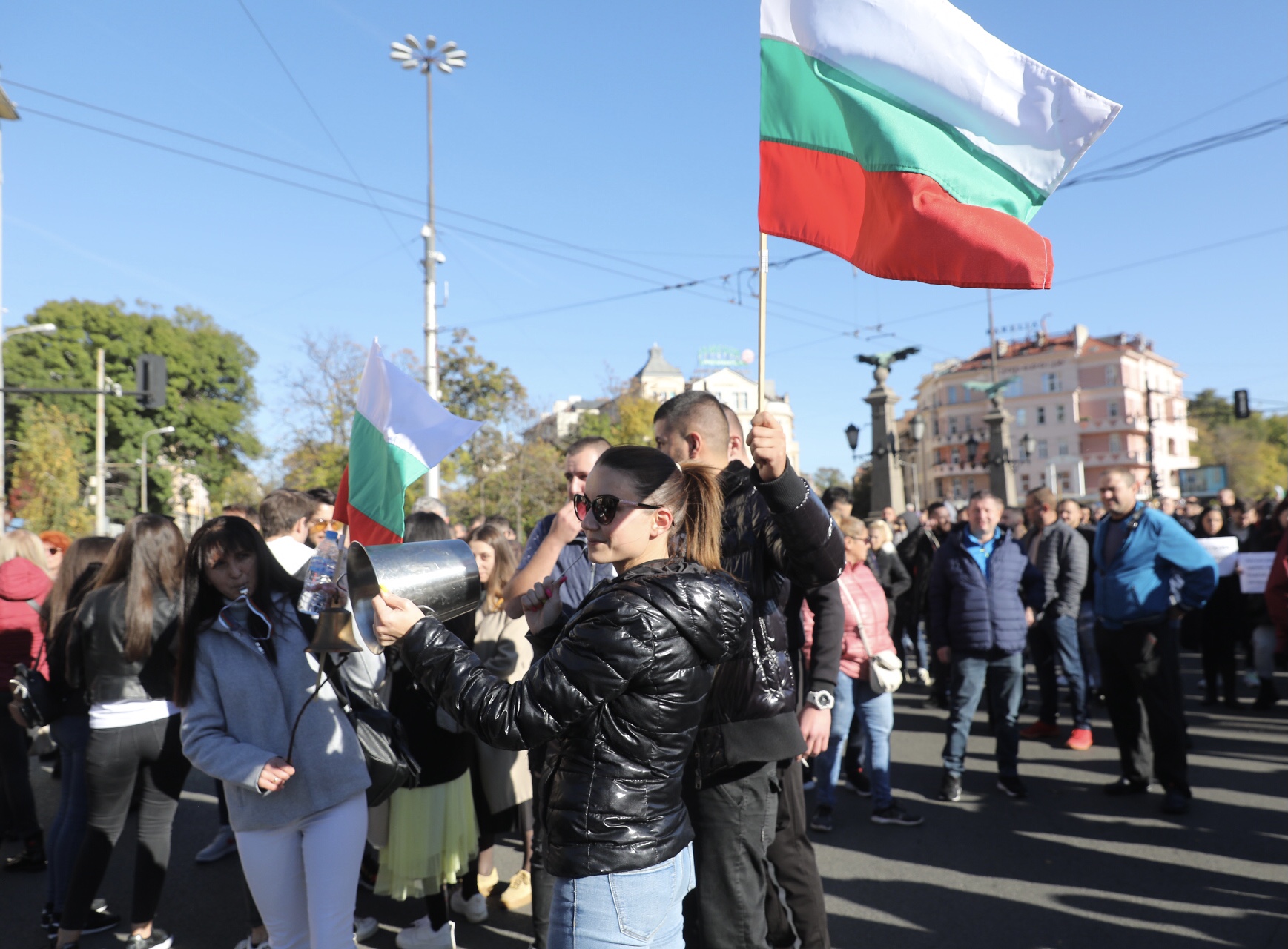 <p>Протест в София на представители на бизнеса, пострадал от новите ограничителни мерки.&nbsp;По-рано днес протестиращите блокираха за кратко пл. &quot;Орлов мост&quot;.</p>