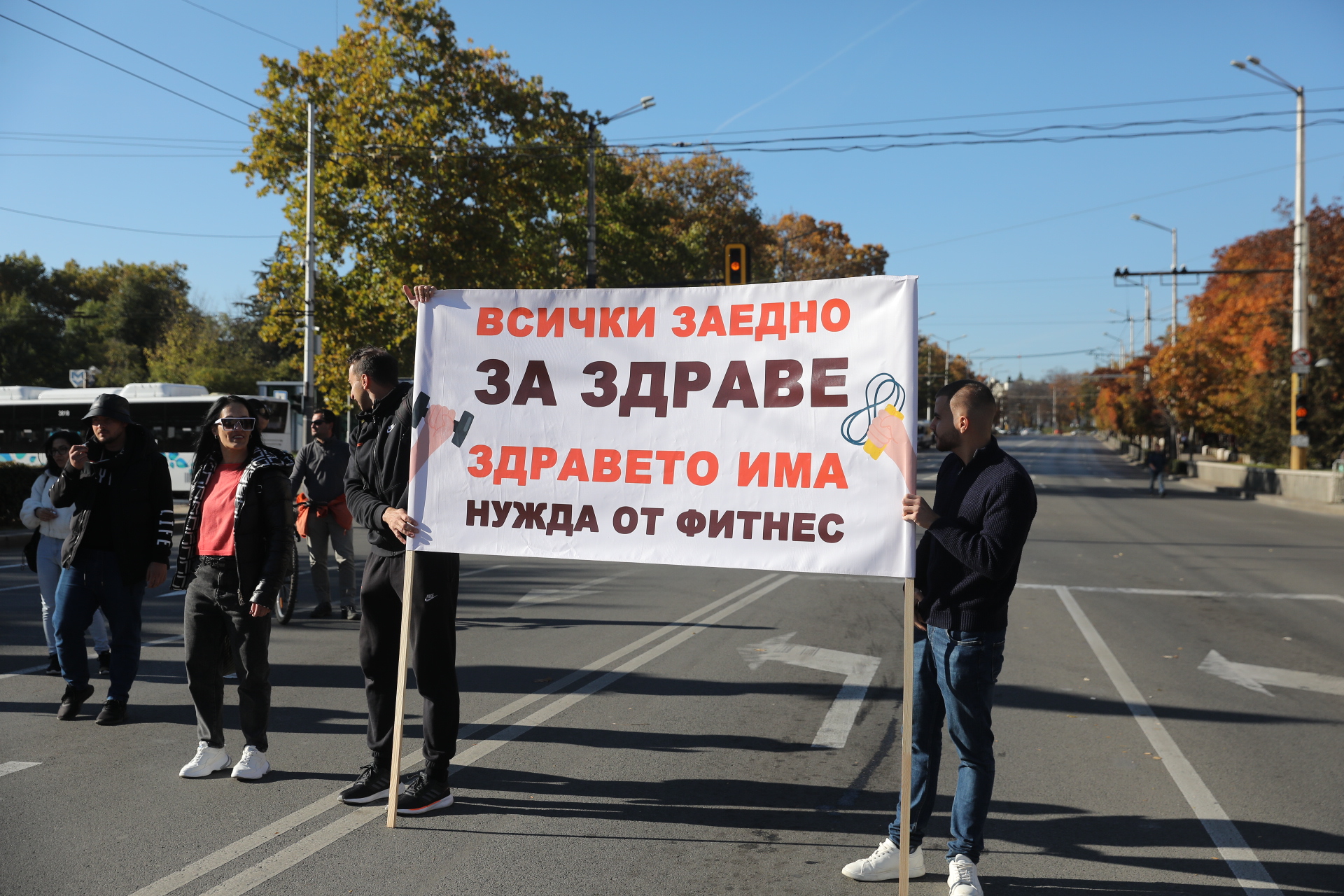 <p>Протест в София на представители на бизнеса, пострадал от новите ограничителни мерки.&nbsp;По-рано днес протестиращите блокираха за кратко пл. &quot;Орлов мост&quot;.</p>