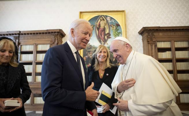Какво подари Джо Байдън на папа Франциск