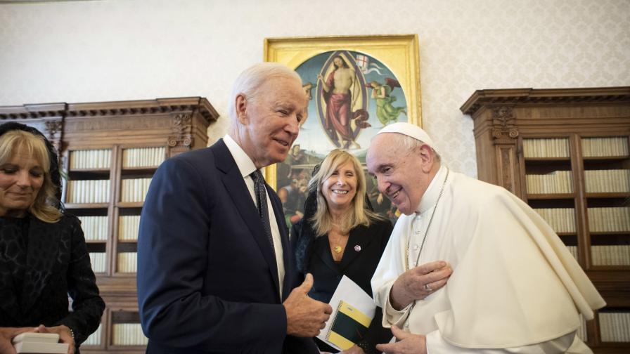 Какво подари Джо Байдън на папа Франциск