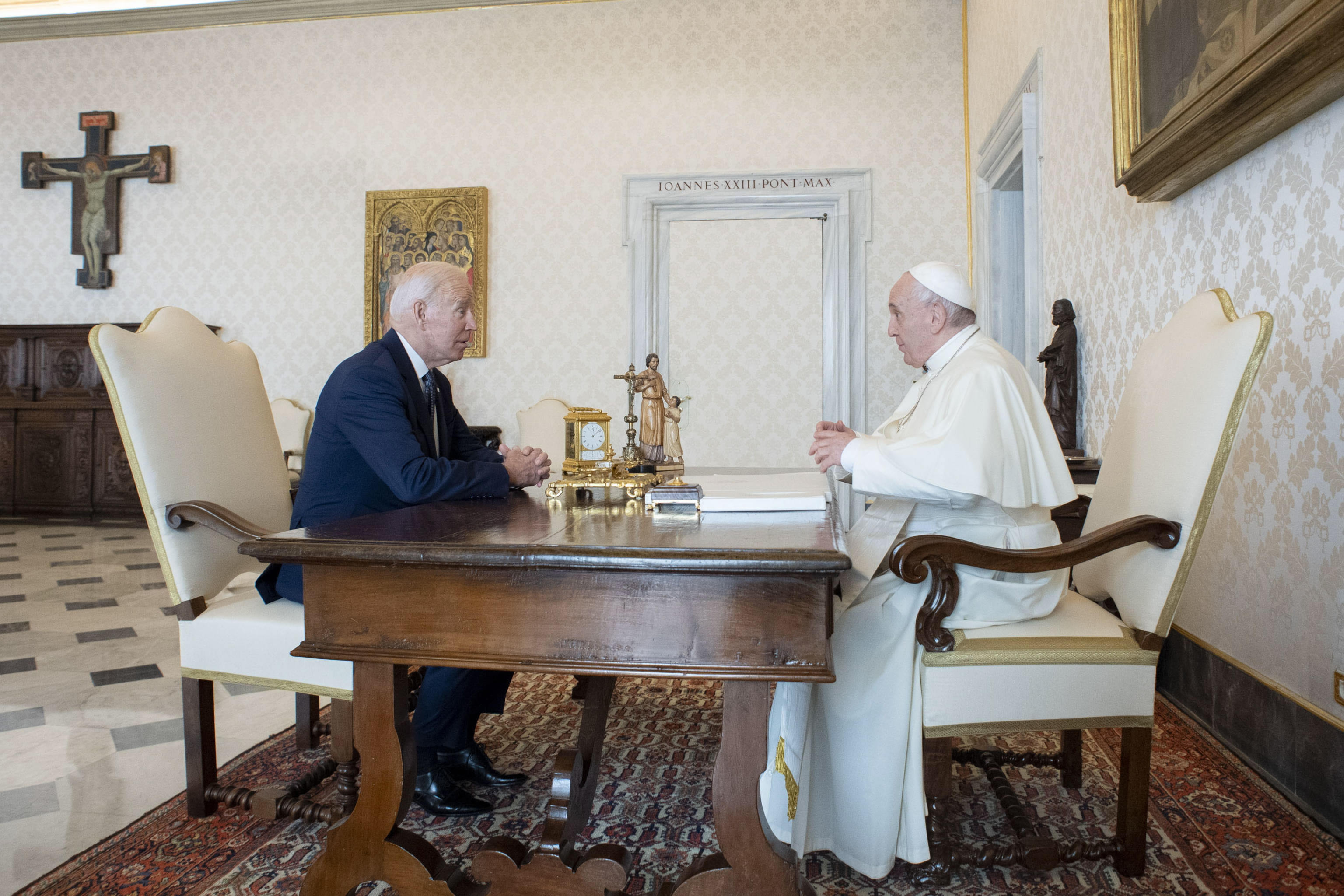 <p>Президентът на САЩ Джо Байдън имаше днес необичайно дълга среща с папа Франциск във Ватикана. Срещата се е състояла на фона на разгорелите се в Съединените щати дебати заради подкрепата на президента католик за правото на аборт</p>