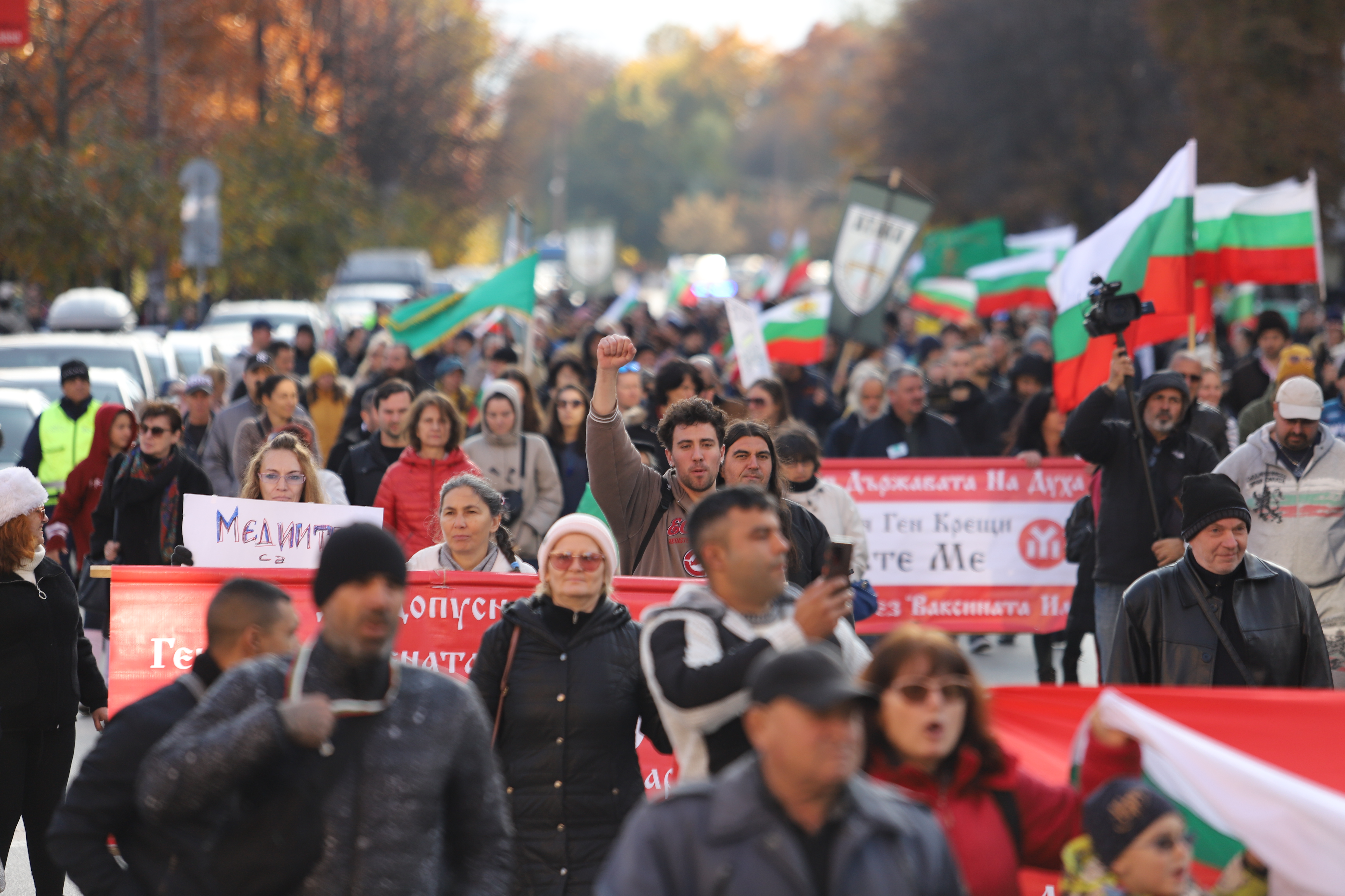 <p>Учители и родители протестират пред сградата на Министерството на здравеопазването срещу зелените сертификати, задължителната ваксинация и тестването на деца за COVID-19. Гражданите първоначално се събраха пред НДК и шествието им мина по пешеходната част на бул. &quot;Витоша&quot; до сградата на министерството</p>