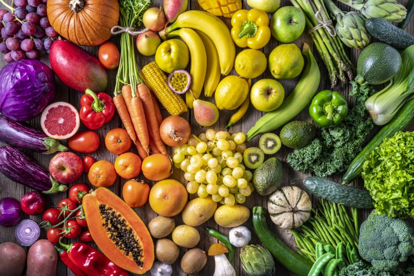 <p><strong>Запасете се с цветни плодове и зеленчуци</strong></p>

<p>Както се казва, &bdquo;Нека храната бъде вашето лекарство&ldquo;, храната все още е най-добрият начин за предотвратяване на болести. Знаете ли, че 70% до 80% от нашия имунитет се намира в храносмилателната система? Начина ни на хранене има значително влияние върху имунитета ни. И така, какво ядем? Предпочитаме тъмните плодове и зеленчуци (броколи, цвекло, зеле, боровинки, малини, къпини и др.), защото те са пълни с антиоксиданти и минерали, които играят важна роля в защитните сили на организма. Забравете за хранителните добавки - не е доказано, че те лекуват настинка или грип. По-добре да похарчите парите си за прясна храна.</p>

<div id="simple-translate">
<div>
<div class="simple-translate-button isShow" style="background-image: url(&quot;moz-extension://430c80c2-a426-47c1-b0f2-31270ecb13d0/icons/512.png&quot;); height: 22px; width: 22px; top: 138px; left: 759px;">&nbsp;</div>

<div class="simple-translate-panel " style="width: 300px; height: 200px; top: 0px; left: 0px; font-size: 13px; background-color: rgb(255, 255, 255);">
<div class="simple-translate-result-wrapper" style="overflow: hidden;">
<div class="simple-translate-move" draggable="true">&nbsp;</div>

<div class="simple-translate-result-contents">
<p class="simple-translate-result" dir="auto" style="color: rgb(0, 0, 0);">&nbsp;</p>

<p class="simple-translate-candidate" dir="auto" style="color: rgb(115, 115, 115);">&nbsp;</p>
</div>
</div>
</div>
</div>
</div>