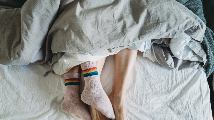 <p><strong>Повече оргазми</strong><br />
Носенето на чорапи в леглото се отразява благоприятно както на общото ни здраве, така и на сексуално. Според проучване на университета в Грьонинген хората, които не ги събуват, когато си лягат, в 80% от случаите стигат до оргазъм. А само 50% достигат до върховната наслада, когато са напълно боси.</p>