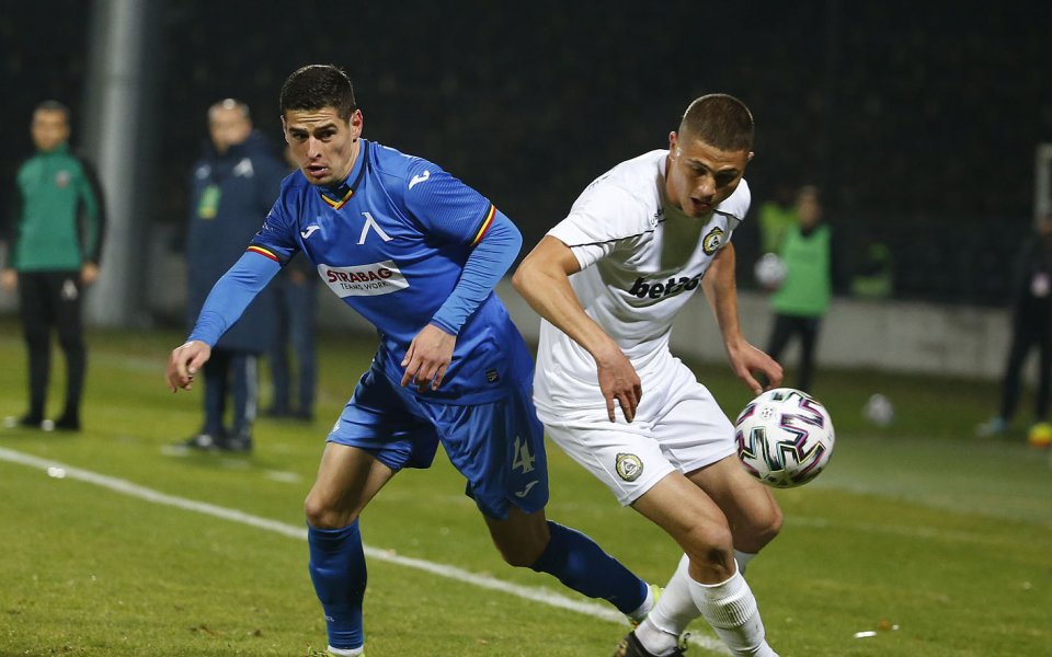 Отборите на Славия и Левски играят при резултат 0:0 в