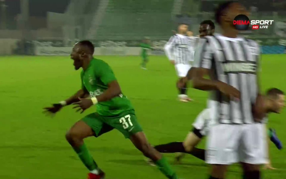 Бернард Текпетей направи двойно подаване с Ману, след което центрира,