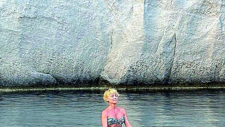 Койна Русева разпуска с йога на морето