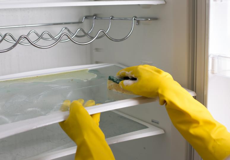 <p><strong>Мръсни чекмеджета на хладилника</strong></p>

<p>Дори чекмеджетата за плодове и зеленчуци в хладилника ви да изглеждат чисти, в тях може да се крият множество опасни микроорганизми, включително E. coli, салмонела и др. Тези бактерии могат да доведат до симптоми на хранително отравяне, които могат да варират от стомашно разстройство до нещо по-тежко, като например бъбречна недостатъчност. За да намалите шансовете си да развиете каквото и да е заболяване, предавано по хранителен път, не забравяйте да измивате внимателно плодовете и зеленчуците, преди да ги консумирате, и да дезинфекцирате чекмеджетата и рафтовете на хладилника поне веднъж месечно.</p>

<div id="simple-translate">
<div>
<div class="simple-translate-button isShow" style="background-image: url(&quot;moz-extension://430c80c2-a426-47c1-b0f2-31270ecb13d0/icons/512.png&quot;); height: 22px; width: 22px; top: 175px; left: 15px;">&nbsp;</div>

<div class="simple-translate-panel " style="width: 300px; height: 200px; top: 0px; left: 0px; font-size: 13px; background-color: rgb(255, 255, 255);">
<div class="simple-translate-result-wrapper" style="overflow: hidden;">
<div class="simple-translate-move" draggable="true">&nbsp;</div>

<div class="simple-translate-result-contents">
<p class="simple-translate-result" dir="auto" style="color: rgb(0, 0, 0);">&nbsp;</p>

<p class="simple-translate-candidate" dir="auto" style="color: rgb(115, 115, 115);">&nbsp;</p>
</div>
</div>
</div>
</div>
</div>