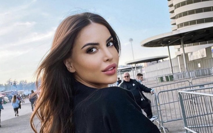 Пищната половинка на Мбапе изкушава с прозрачна блуза