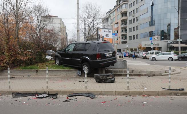  Катастрофа сред два леки автомобила на кръстовището на бул. Черни връх и бул. Джеймс Баучер 