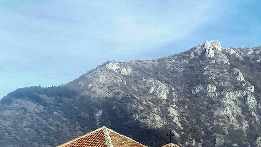 Високо в планината като страж стои една от най-красивите крепости в България - Асеновата крепост
