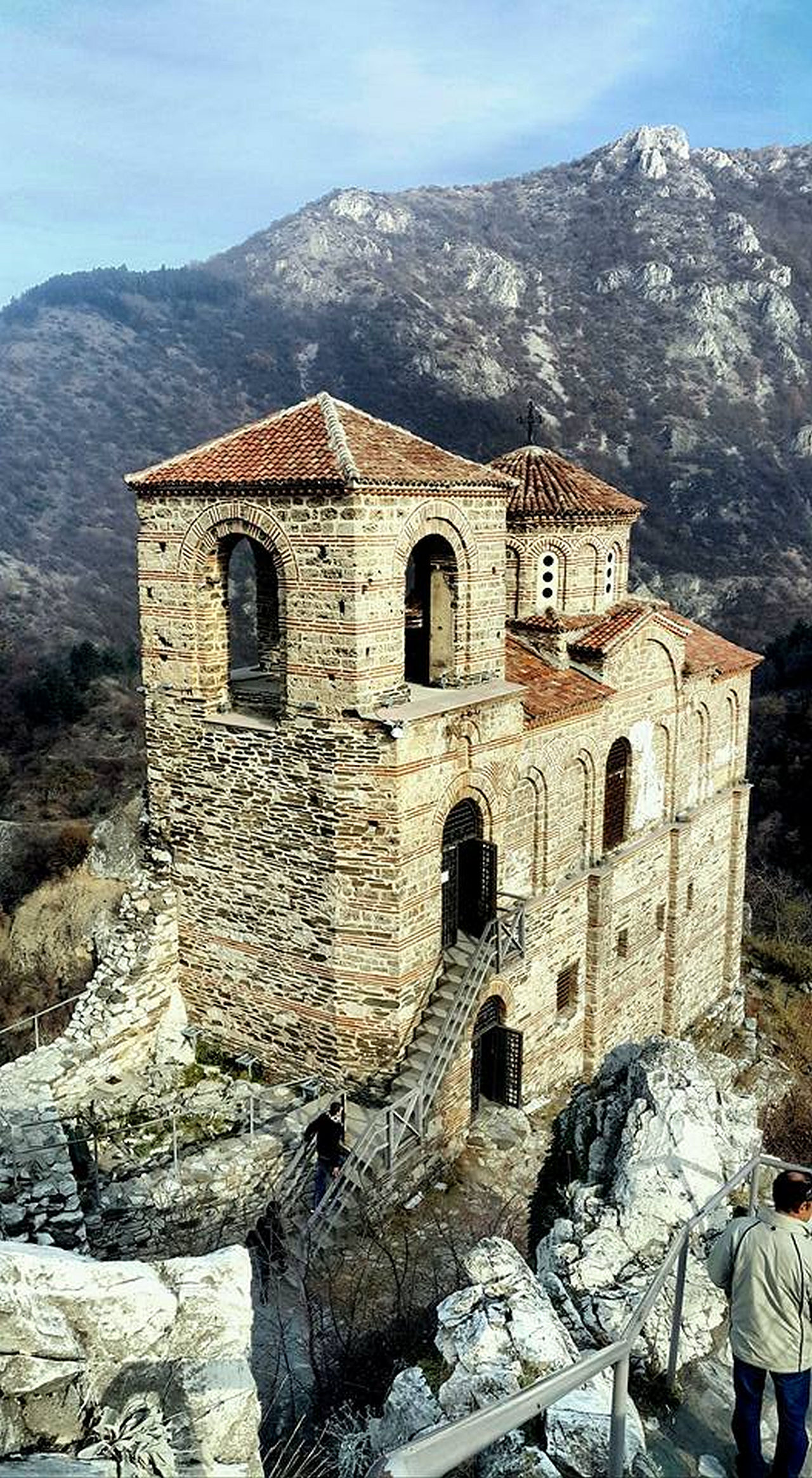 <p>Високо в планината като страж стои една от най-красивите крепости в България - Асеновата крепост</p>
