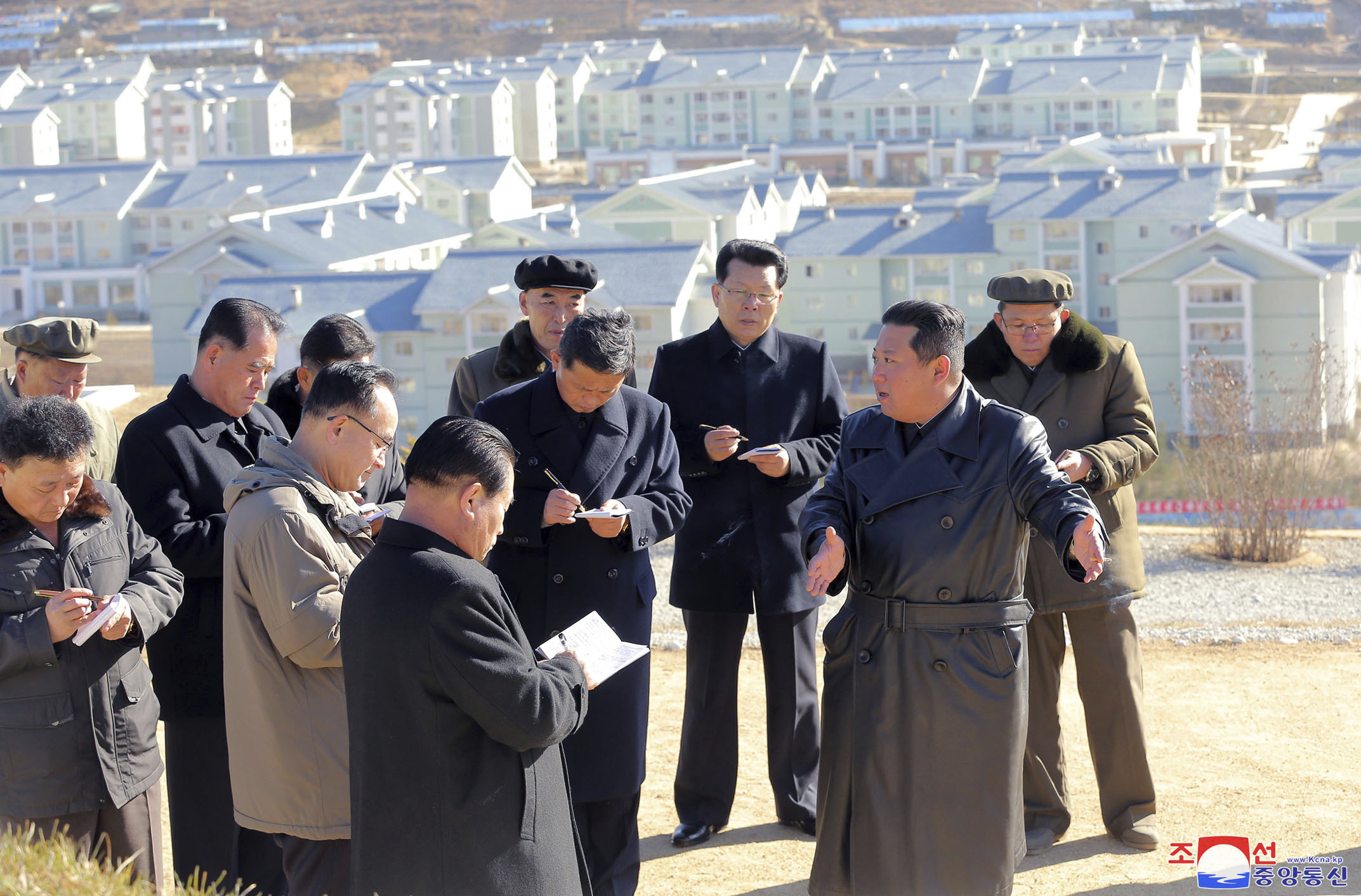 <p>Севернокорейският лидер Ким Чен-ун посети новия град, който се строи близо до границата на страната с Китай и планината, смятана за свещена от неговото семейство</p>