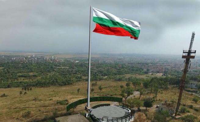 Българското знаме се развя от пилона на Рожен