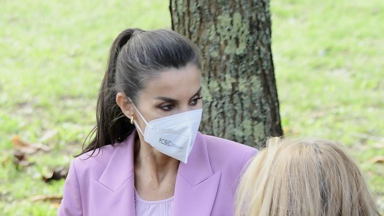  Испанската кралица в цветна делова визия 