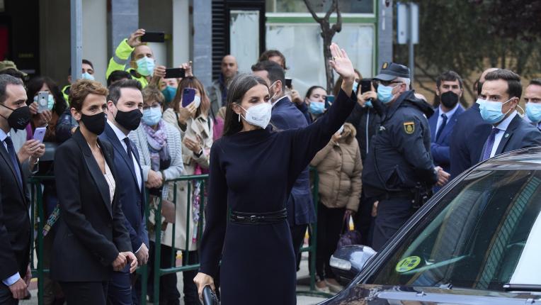  Кралица Летисия в черно от глава до пети 