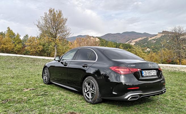  STOP & GO: Завиващата на 2,5 градуса задна ос (опция) понижава диаметъра на завой с над 43 см до под 10,64 м. 