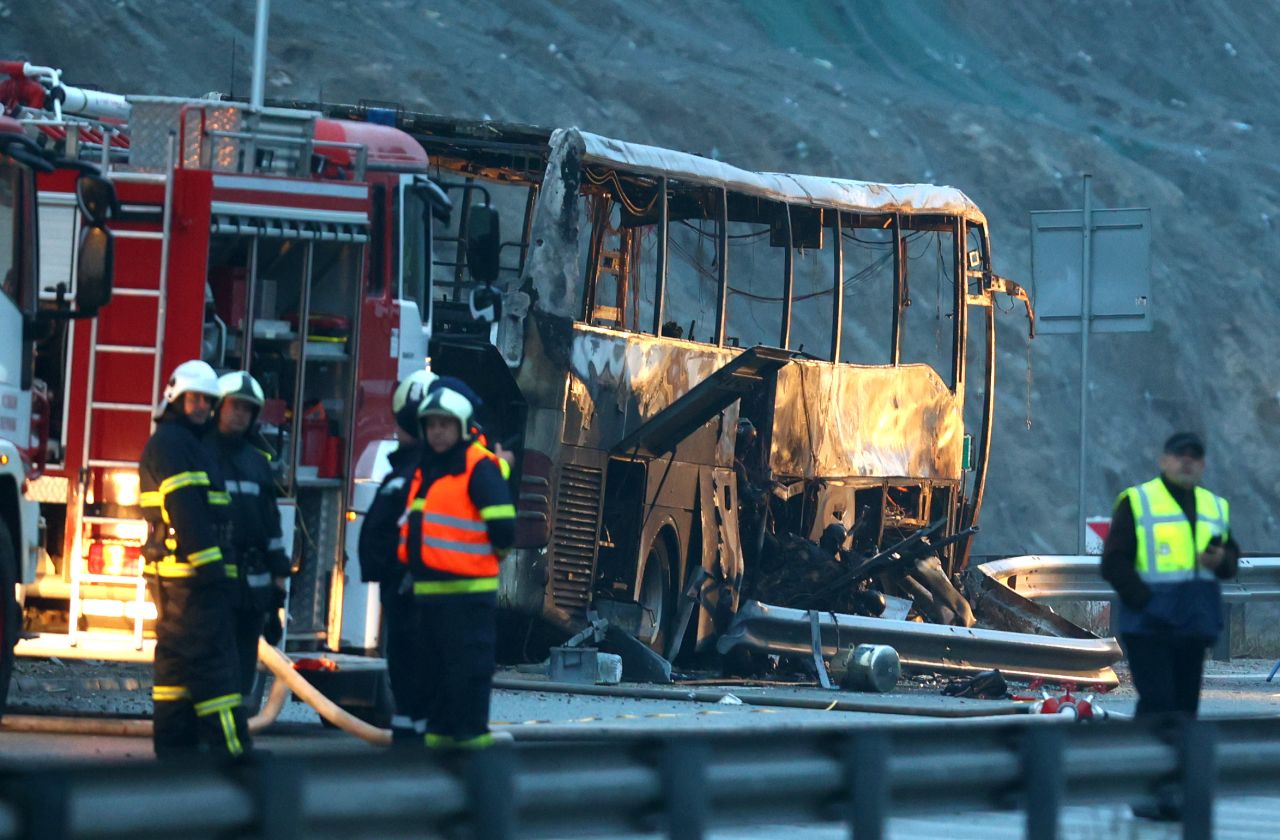 <p>Трагедия на АМ &quot;Струма&quot;. Пътнически автобус се запали на пътя, 45 души са загинали при инцидента, който е станал край Боснек в нощта срещу вторник, седем души са оцелели.</p>