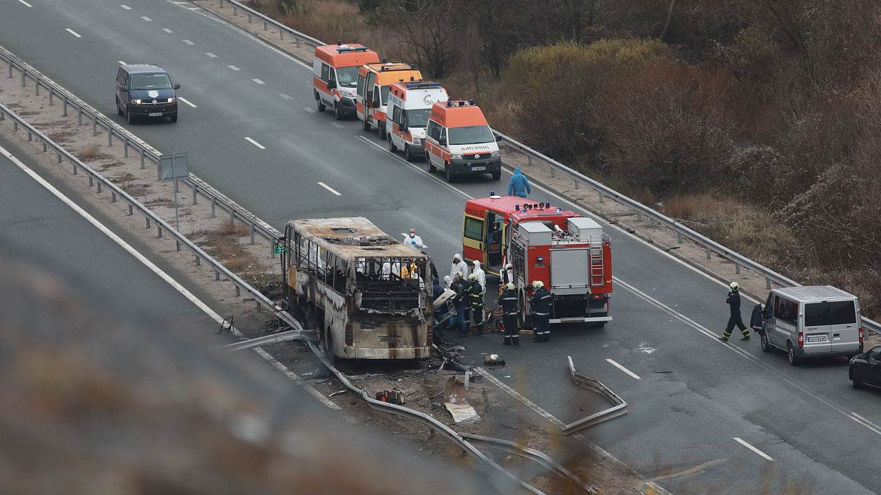 Трагедия на АМ "Струма". Пътнически автобус се запали на пътя, 45 души са загинали при инцидента, който е станал край Боснек в нощта срещу вторник, седем души са оцелели.