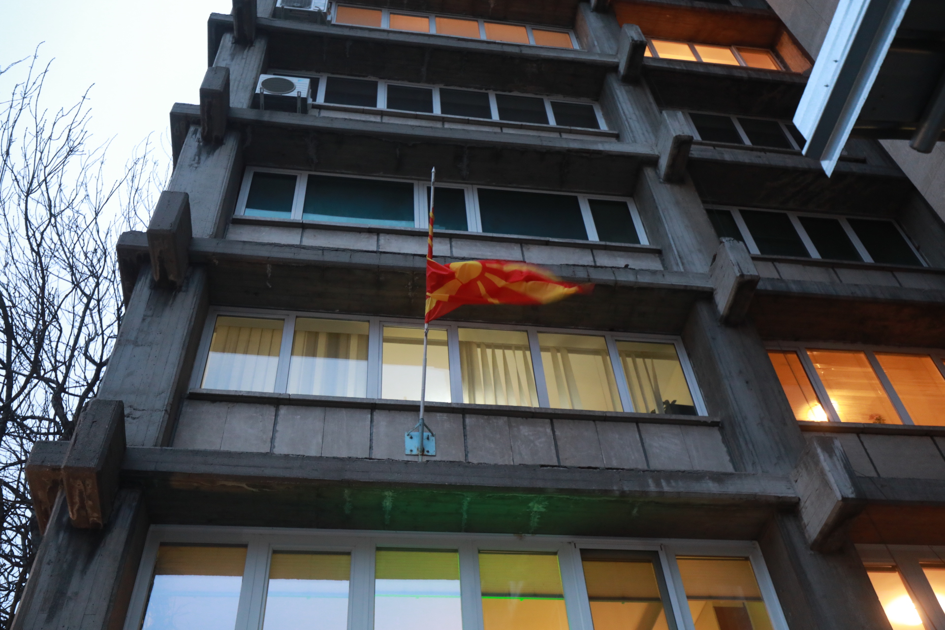 <p>Цветя и играчки пред посолството на РС Македония в София</p>