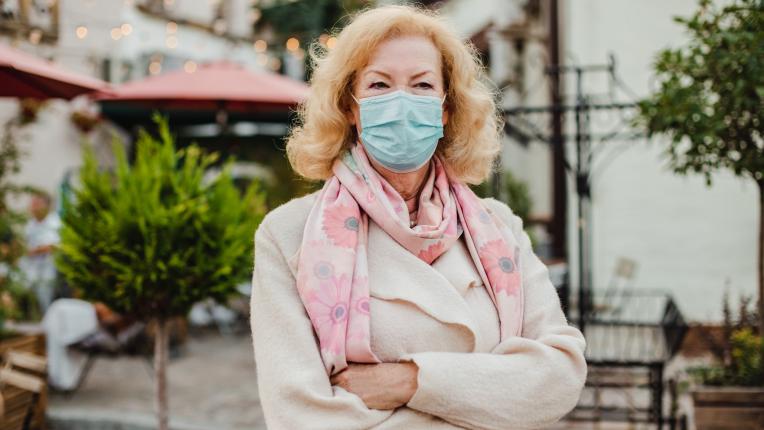жена маска пандемия коронавирус