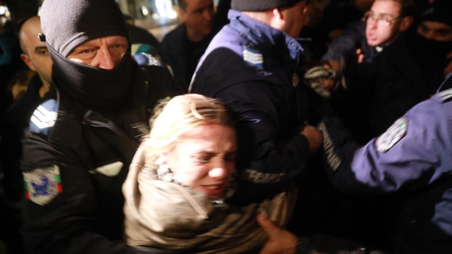 Полиция и задържан на протеста срещу насилието над жени в София