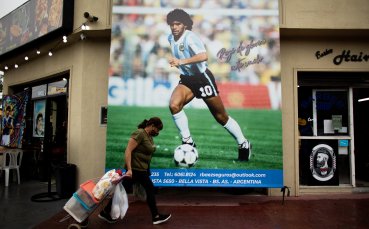 Аржентинските футболни фенове отбелязаха годишнината от кончината на легендата Диего