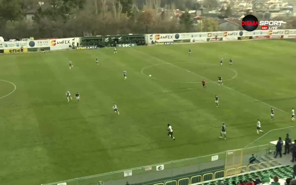 Слави Костов отне топката от Умарбаев, напредна и отправи удар,