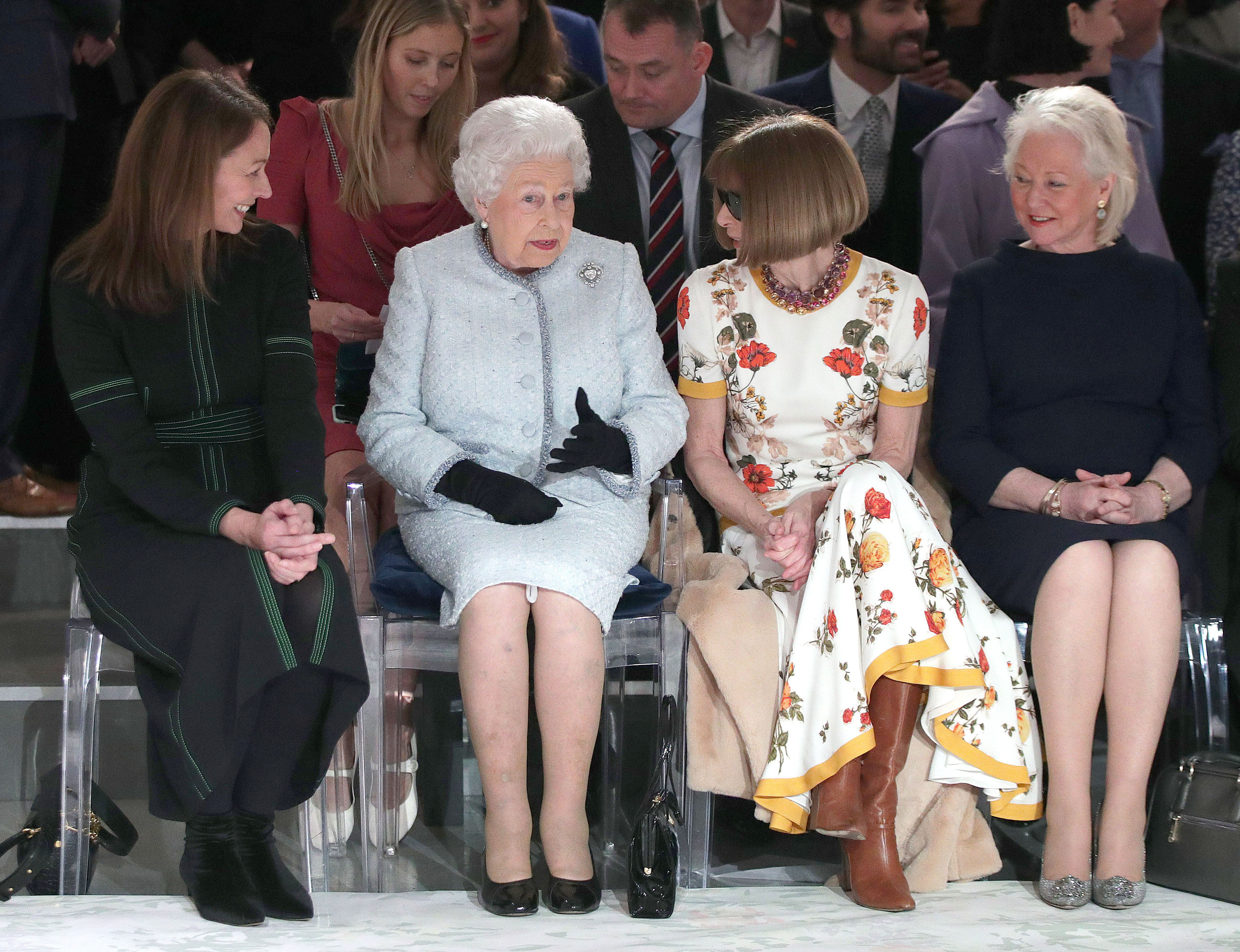 <p><strong>Анджела Кели (на снимката най-вляво)</strong></p>

<p>Британската модна дизайнерка е лична шивачка на кралицата от 2002 г. и създава всички нейни тоалети, от дневни рокли до вечерни тоалети.&nbsp;</p>