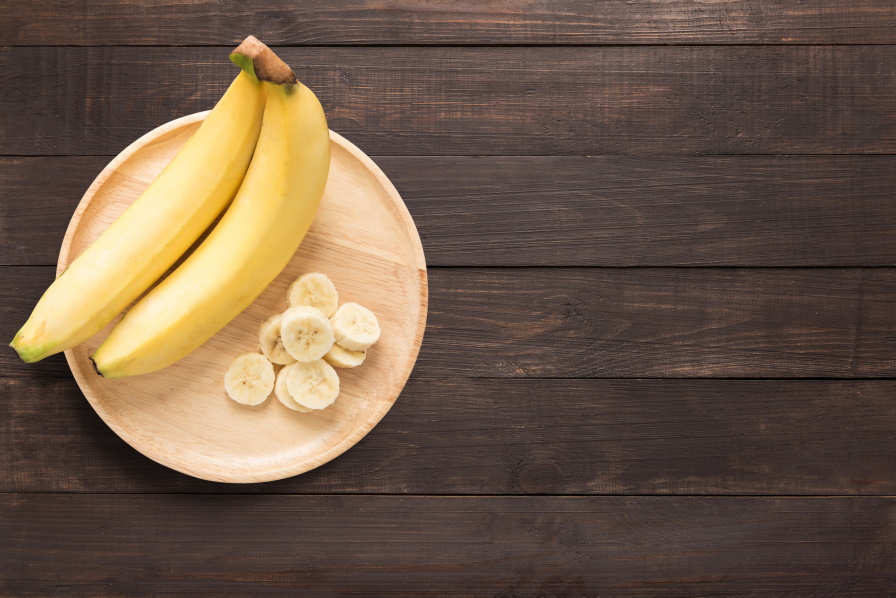 <p><strong>3. Предпазва от констипация</strong><br />
Бананите са отличен източник на разтворими фибри. Включването на банани в редовната диета може да ви помогне да избегнете запек и други състояния, свързани с червата.&nbsp;</p>