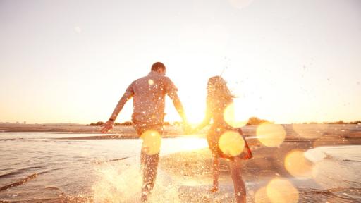 Любов до вратата: Кои зодии бягат от сериозна връзка веднага щом нещата станат горещи?