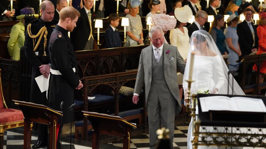 Принц Чарлз заведе Меган Маркъл до олтара, след като баща ѝ не можа да дойде на сватбата