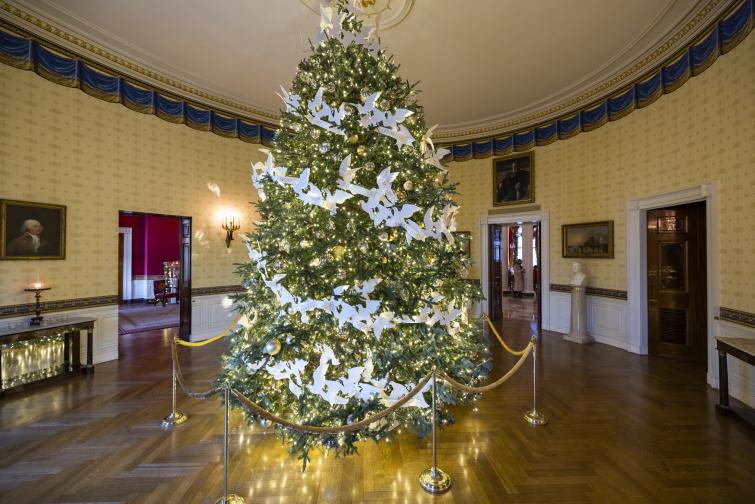 Как Джил Байдън украси Белия дом за Коледа