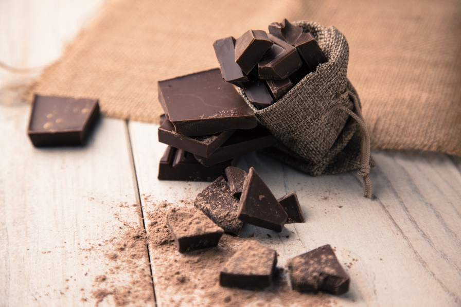 <p><strong>Най-голямото шоколадово блокче в света е тежало приблизително 12 770 паунда</strong></p>

<p>Световният рекорд на Гинес за най-голямо шоколадово блокче в света е поставен от Thorntons PLC в Обединеното кралство на 07 септември 2011 г. и тежи 5792,50 кг.</p>