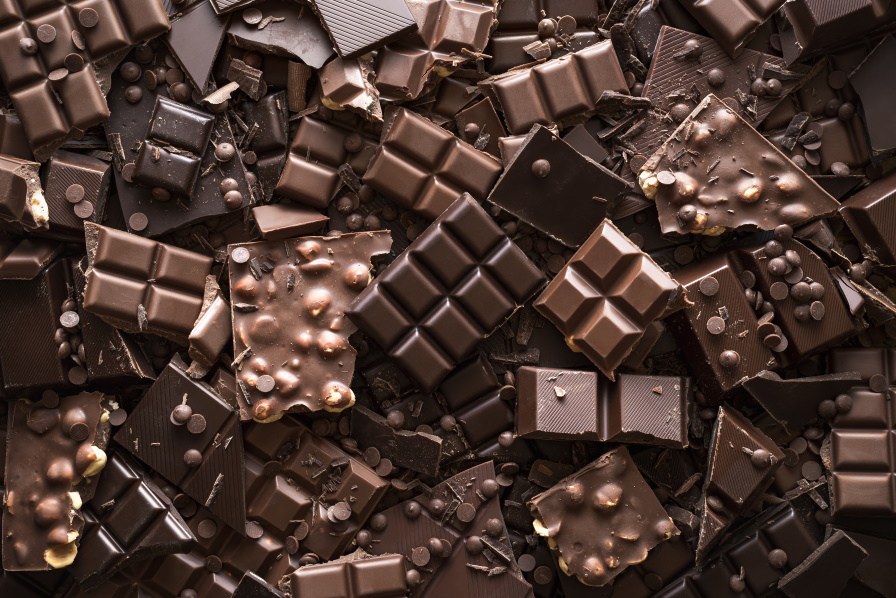 <p><strong>Всъщност има четири различни вида шоколад: Тъмен, млечен, бял&nbsp;и блондиран шоколад.</strong></p>

<p>Повечето хора смятат, че има само три основни вида шоколад, но това не е задължително. Блондираният шоколад, наречен така заради поразителния си цвят, всъщност е създаден случайно от сладкаря Фредерик Бау, според компанията основател на шоколада - Valrhona.</p>