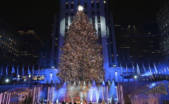  Коледното дърво в центъра Рокфелер в Ню Йорк блестна в светлини 
