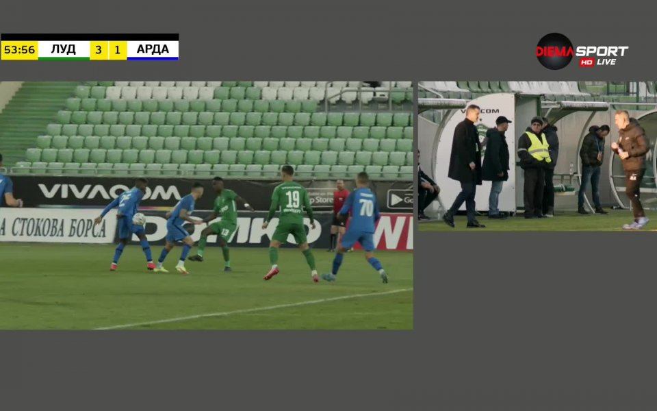 Мавис Чибота опита да центрира в наказателното поле на Арда