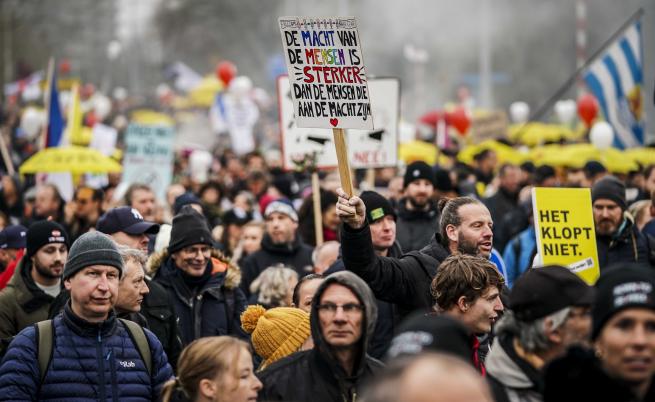 Многохилядни протести в Австрия и Нидерландия срещу COVID ограниченията