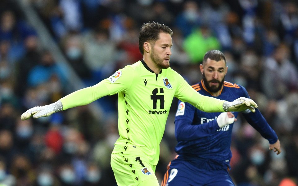 Тъмни облаци надвиснаха над "кралския клуб" в 17-ата минута, след