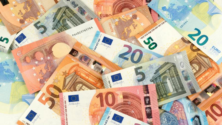 За първи път от близо 20 години еврото се изравни с долара