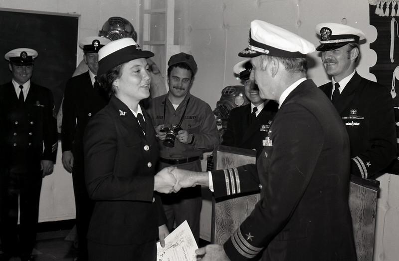 <p><strong>Дона Тобиас - първата жена дълбоководен гмуркач</strong><br />
<br />
Въпреки че на жените е било забранено да стават водолази във Военноморските сили на САЩ, смелостта и интелигентността на Дона Тобиас като техник на корпуса впечатляват началниците ѝ. В крайна сметка тя подава молба за освобождаване, за да отиде в училище за водолази, в което е приета през 1975 г.<br />
<br />
Тобиас се сблъсква с допълнителен натиск поради факта, че е жена, но тя упорства и се дипломира същата година, за да стане първата жена дълбоководен водолаз във флота. А дълбоководното гмуркане изисква много смелост, тъй като крие рискове, включително потенциални ставни разстройства, проблеми с дишането и възможни неизправности в оборудването.</p>