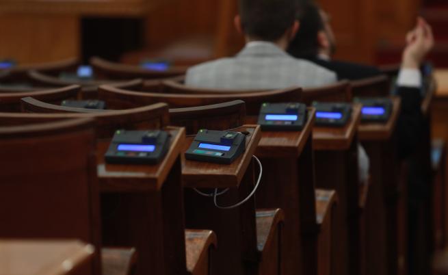 Депутатите ще получават заплати само по банков път Депутатите ще получават заплати само по банков път