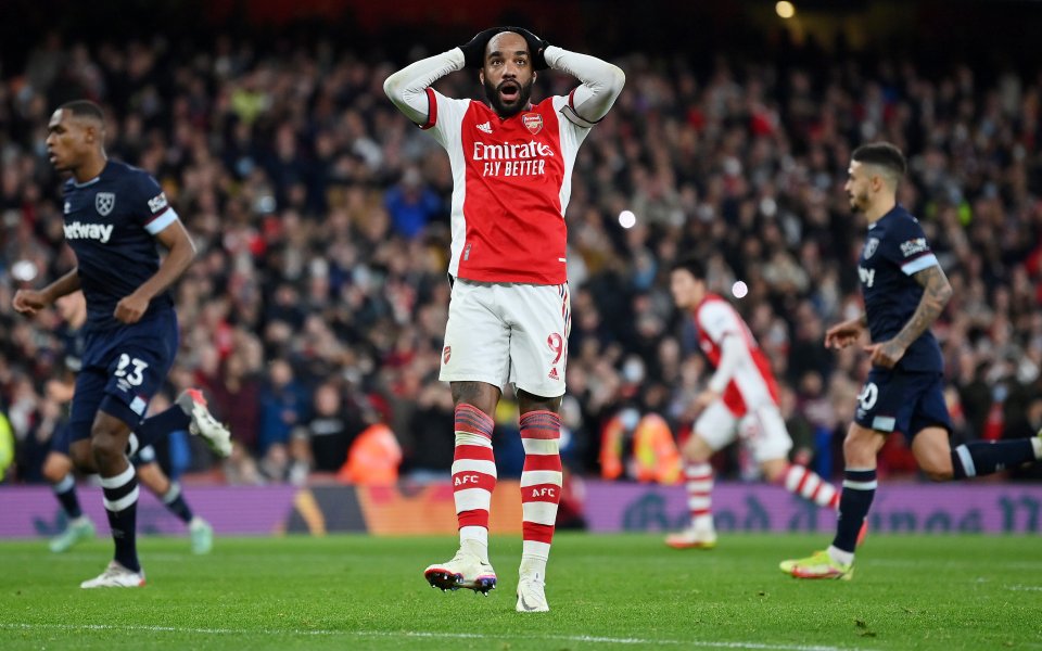 Арсенал и Уест Хем играят при резултат 2:0, след попаденията