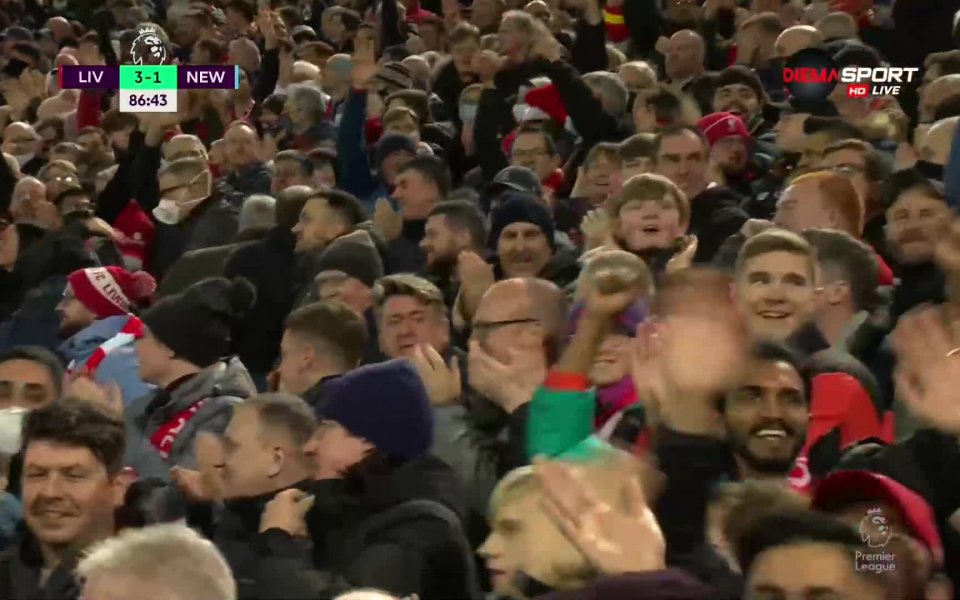 Три преди края пък Ливърпул реализира трети гол и сложи