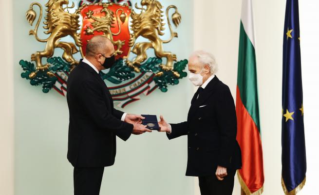 Румен Радев удостои с почетен знак Хосе Карерас