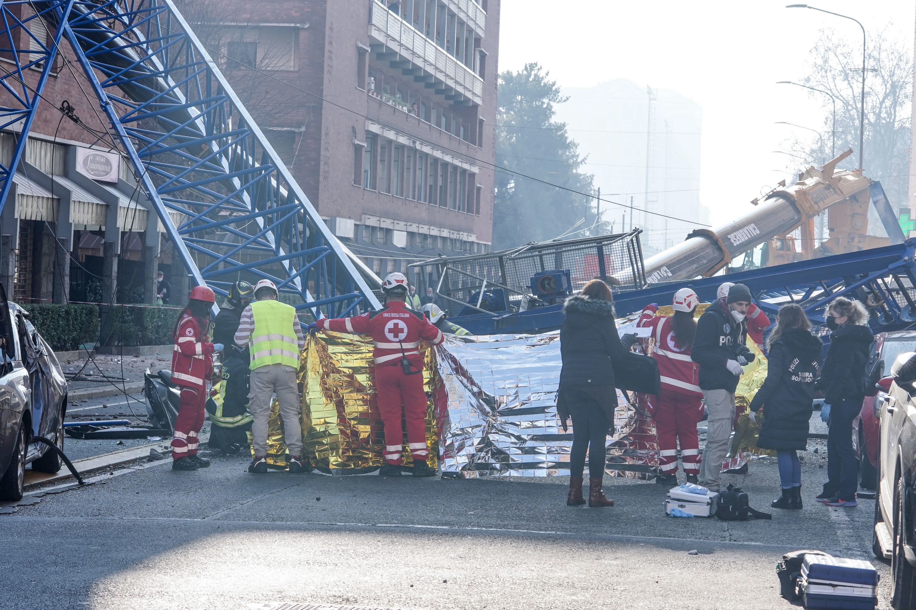 <p>Два строителни крана паднаха на улица в северния италиански град Торино. Загинали са трима строителни работници, трима са ранени - един работник и двама минувачи</p>